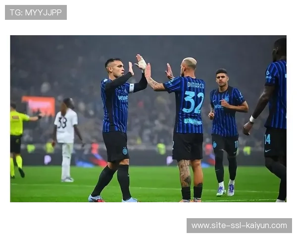 国米客战克雷莫内塞现意外，球迷投掷烟火在场边炸开