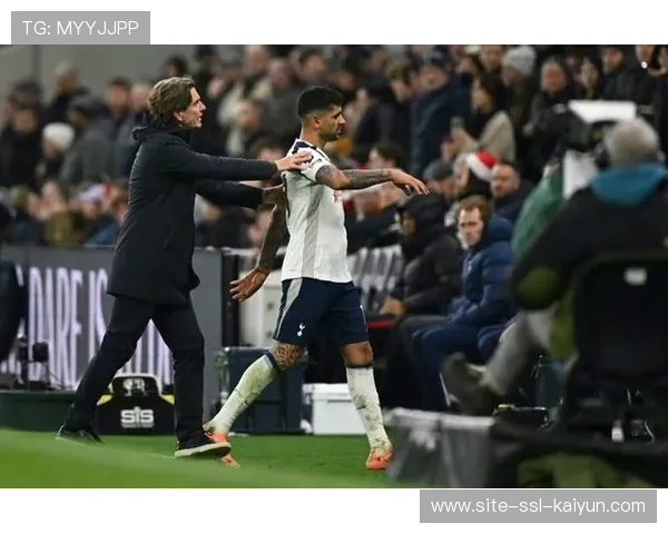 曼联vs热刺：罗梅罗踩踏卡塞米罗被直接红牌罚下